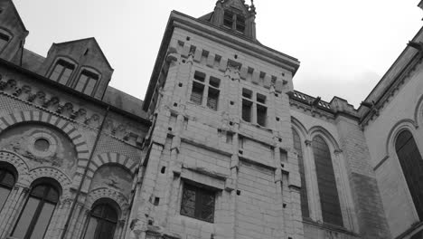 Monocromo-De-La-Fachada-Palais-Episcopal-En-Angrys,-Francia