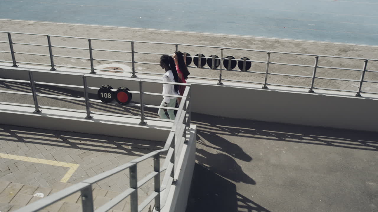 경기장에서 고 있는 여성들