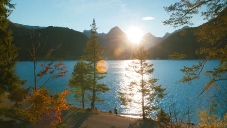 Un-Grupo-Fumando-Cerca-Del-Sendero-Para-Caminar-Con-Vistas-Panorámicas-De-Las-Montañas-De-Los-Alpes-En-El-Lago-Achensee-En-La-Hora-Dorada-Del-Atardecer-En-Austria,-Europa