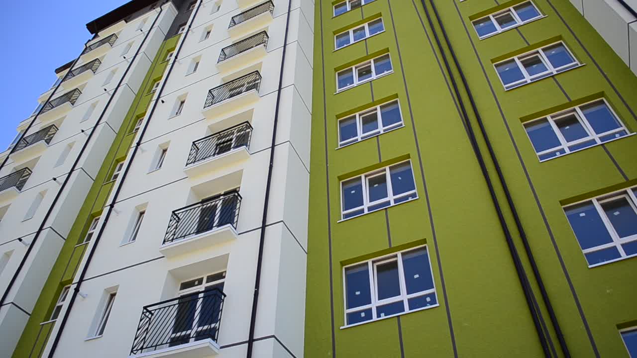 Casas novas antes da entrega. Fotografia no verão.
