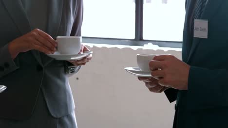 equipo de negocios tomando café