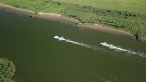 vista aérea de drones en el río mosa y algunos barcos que pasan por los países bajos, europa