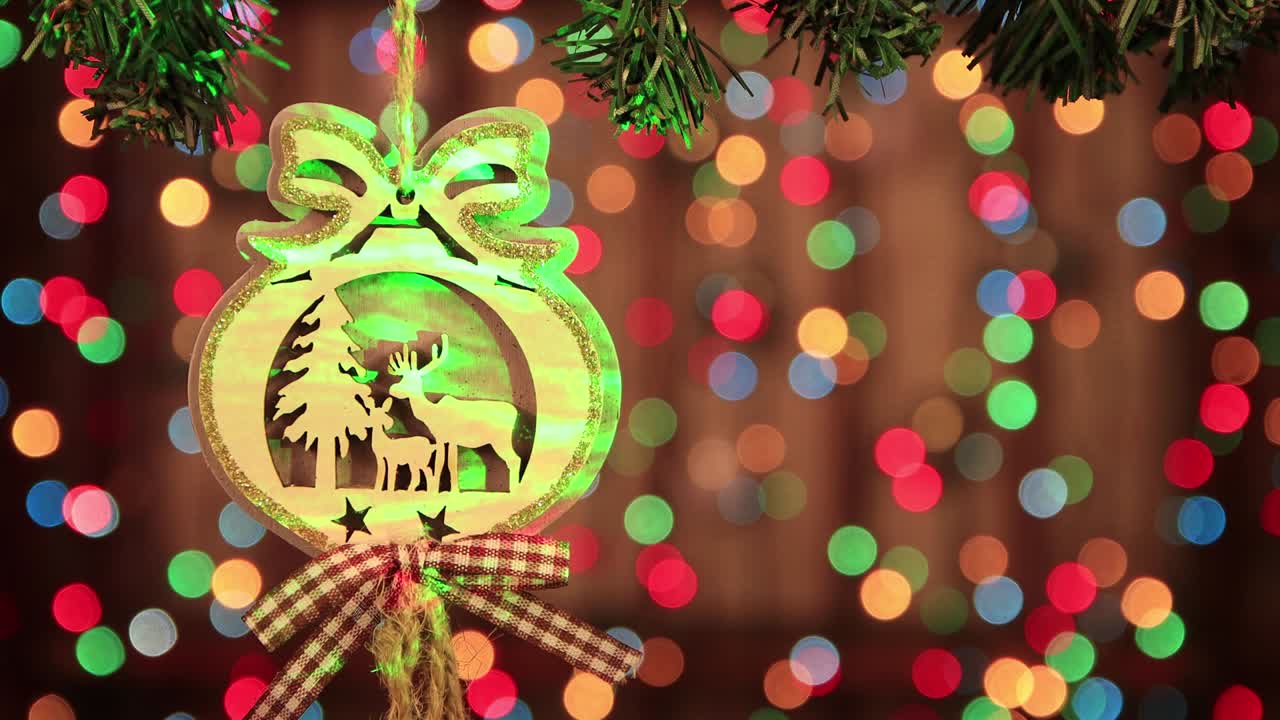 decoración de navidad - un juguete de madera con un ciervo y un rayo láser verde.