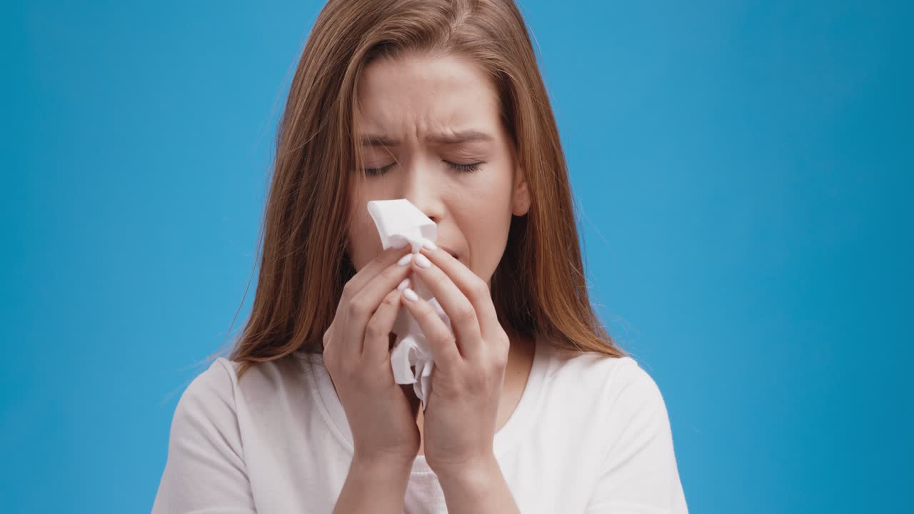 mujer que sufre de frio