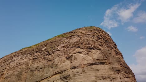 Eine-Aufnahme-Einer-Klippe-Von-Unten,-Während-Wir-In-Ihre-Nähe-Segeln