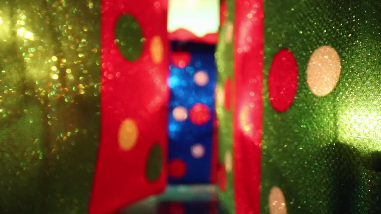 fuera de foco en los regalos de navidad iluminados para un efecto de iluminación abstracto
