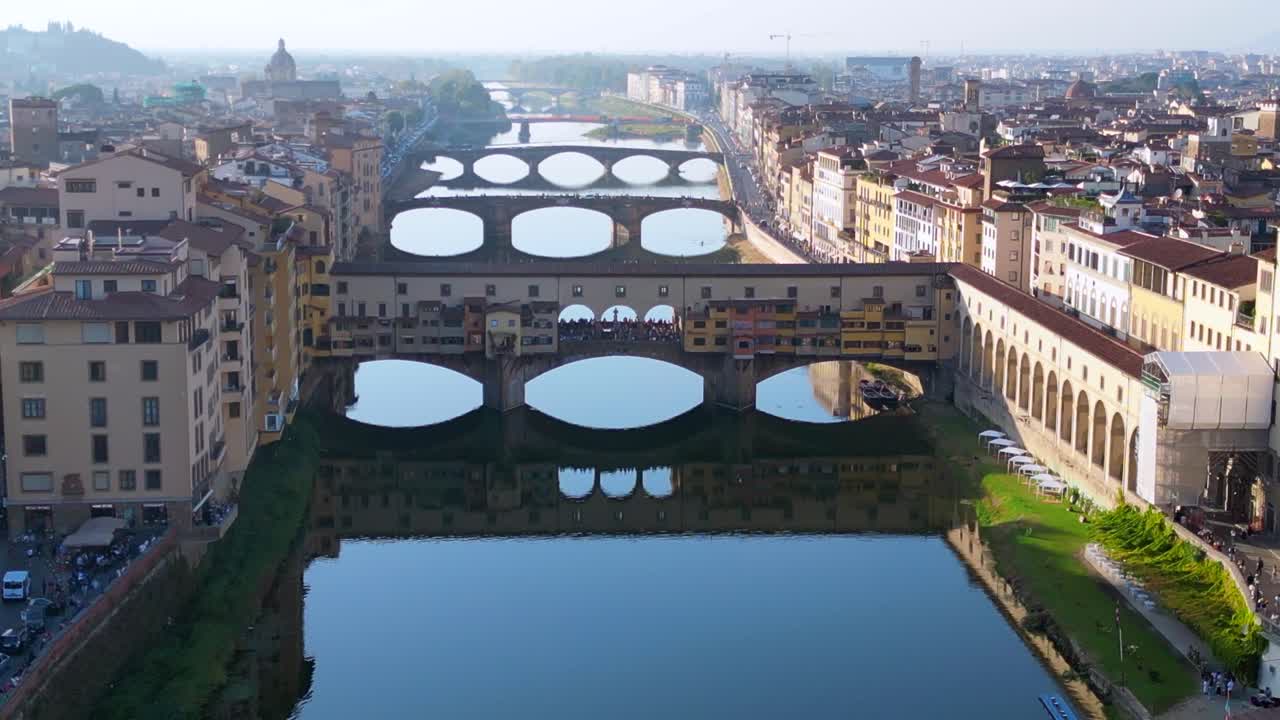 아름다운 공중 위에서 볼 수 있는 비행 중세 다리 도시 피렌체 강 토스카니 이탈리아