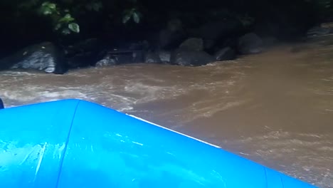 Blaues-Gummiboot-Auf-Einem-Wilden-Fluss-In-Den-Tropen