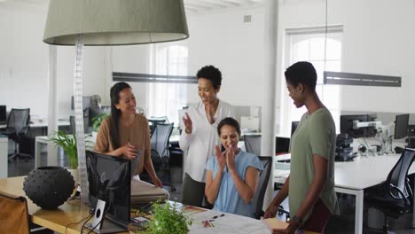 Gruppe-Glücklicher,-Vielfältiger-Geschäftsfrauen,-Die-Im-Büro-Zusammenarbeiten