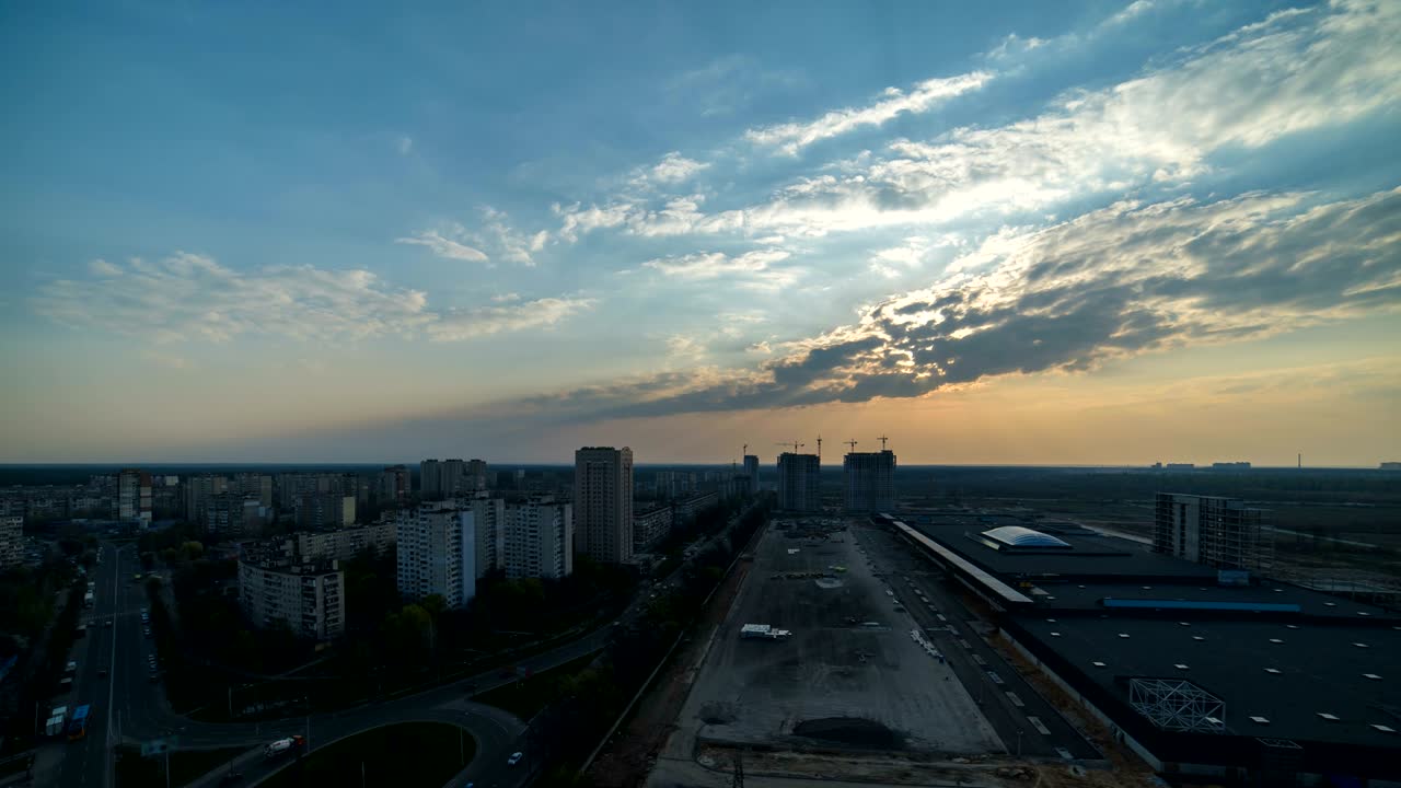 La città sullo sfondo dell'alba. Vista dal giorno alla notte. Time lapse