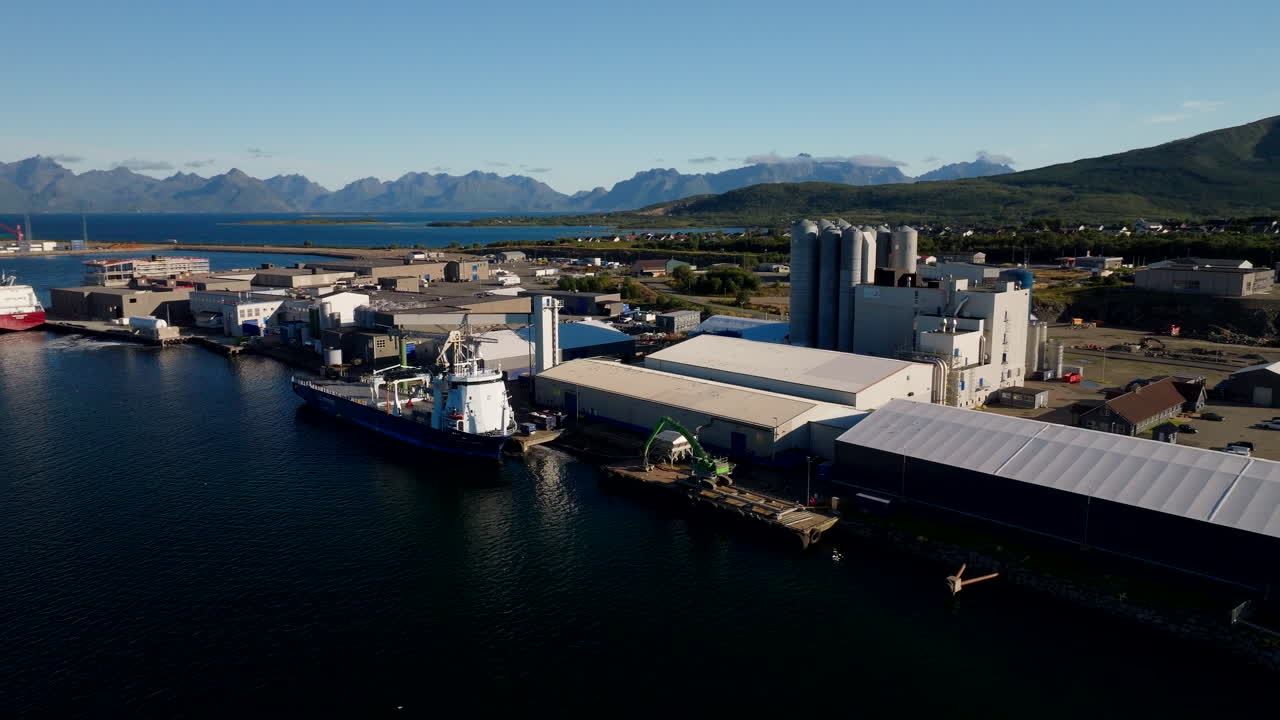 Industriegebiet Stokmarknes mit Aquafutterproduktion auf der Insel Borøya. Luftaufnahme