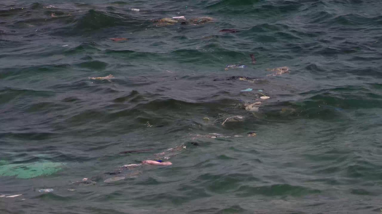 바다 표면의 혼합 쓰레기 쓰레기 부유물 꾸준한 촬영 4k 아시아, 소니 ax700으로 촬영한 태국