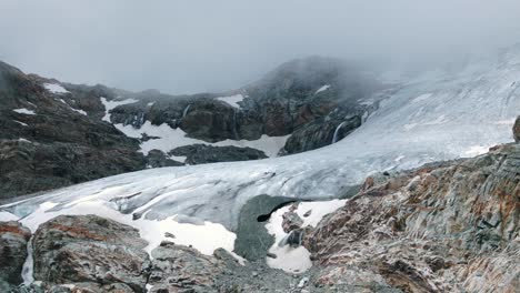 Fellaria-glacier-on-cloudy-day-in-summer-season,-Valmalenco-in-Italy