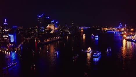 Drohnenaufnahme-Hamburger-Hafenlichtshow-An-Kreuzfahrttagen-Mit-Blaulicht-über-Den-Stadtbooten-Und-Der-Elbphilharmonie