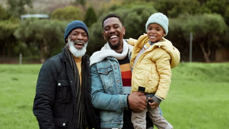 abuelo, padre o cara de niño en el parque