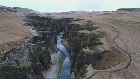 Toma-Aérea-Del-Cañón-Fjadrargljufur-En-Islandia-A-Principios-De-Invierno