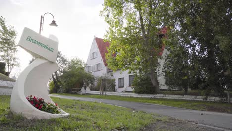 Vista-Típica-De-La-Calle-De-La-Ciudad-En-El-Famoso-Barrio-De-Concesión-En-De-Haan,-Bélgica