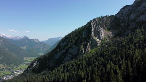 casa solitaria en los alpes austriacos durante un día soleado