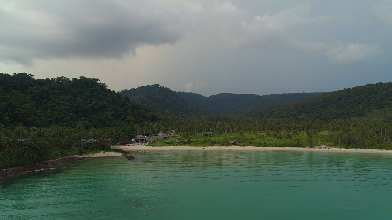 tormenta en la playa cerca de la aldea de pescadores