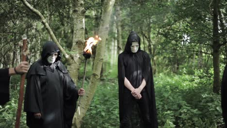 Un-Grupo-De-Miembros-De-Un-Culto-Pagano-Se-Reúnen-En-Un-Círculo-Ritual-En-El-Bosque