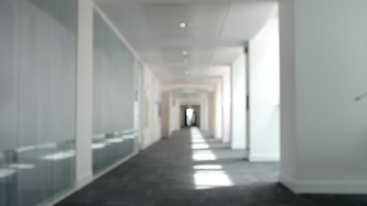 corredor dentro del edificio moderno del campus de la universidad