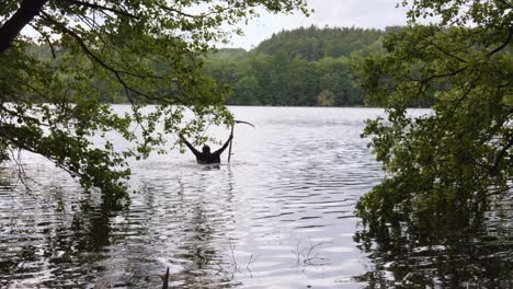 Sensenmann-Mit-Sense,-Die-Aus-Dem-Wasser-Steigt