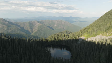 small alpine lake in gifford pinchot national forest along the soda peaks trail in pacific northwest, washington state.