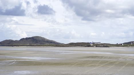 Aufnahme-Eines-Passagierflugzeugs,-Das-Am-Strand-Des-Flughafens-Barra-Landet-–-Dem-Einzigen-Gezeitenflughafen-Der-Welt,-Der-Den-Strand-Als-Landebahn-Nutzt