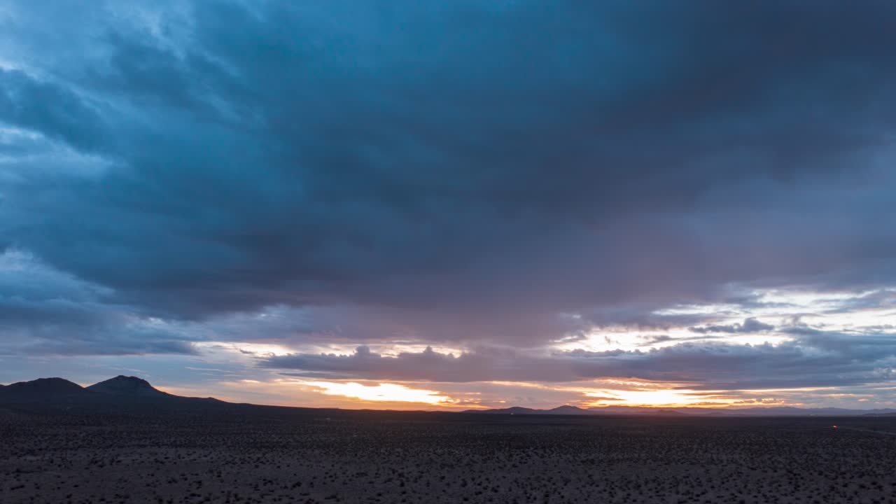 vista colorida de la puesta de sol del terreno salvaje del desierto de mojave - hiperlapso aéreo