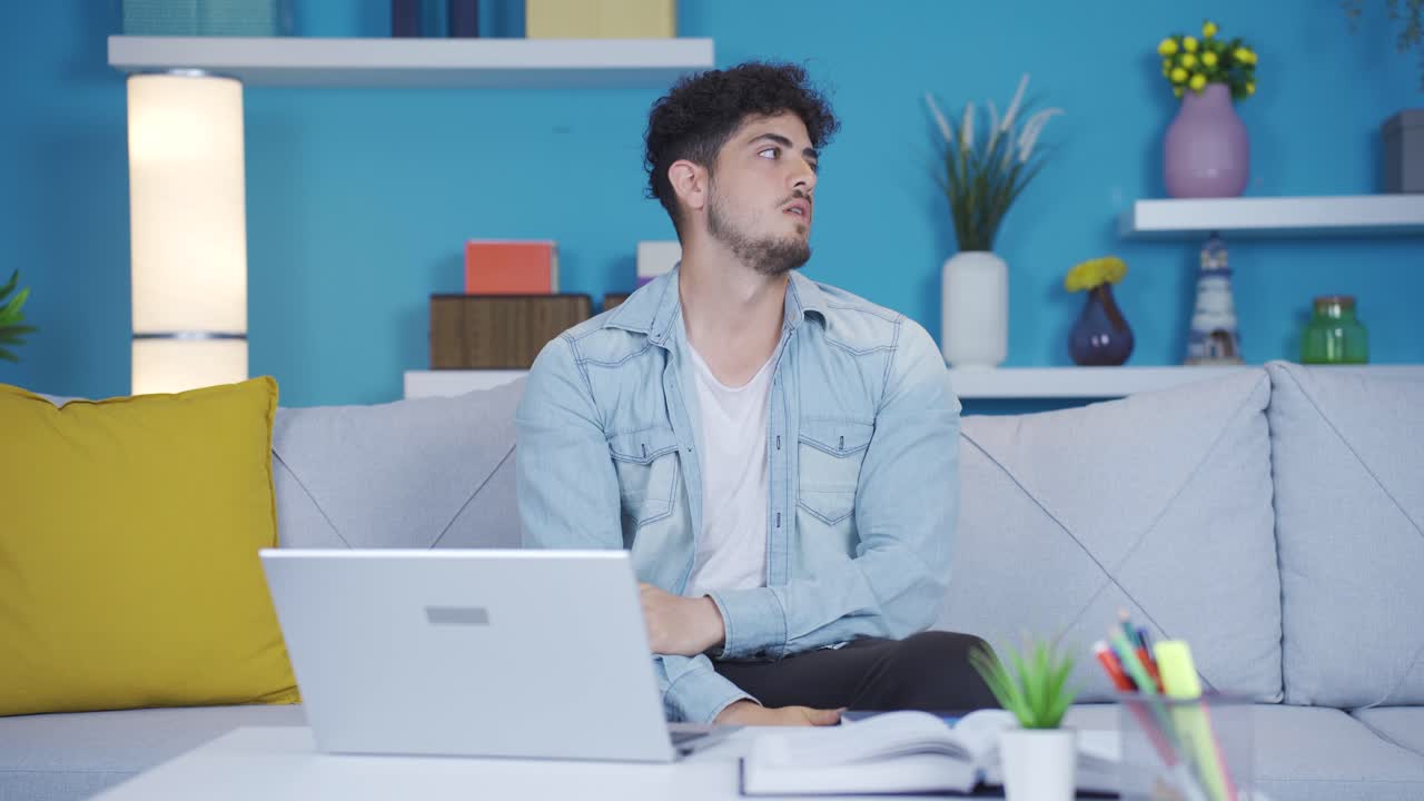 우울한 젊은이.