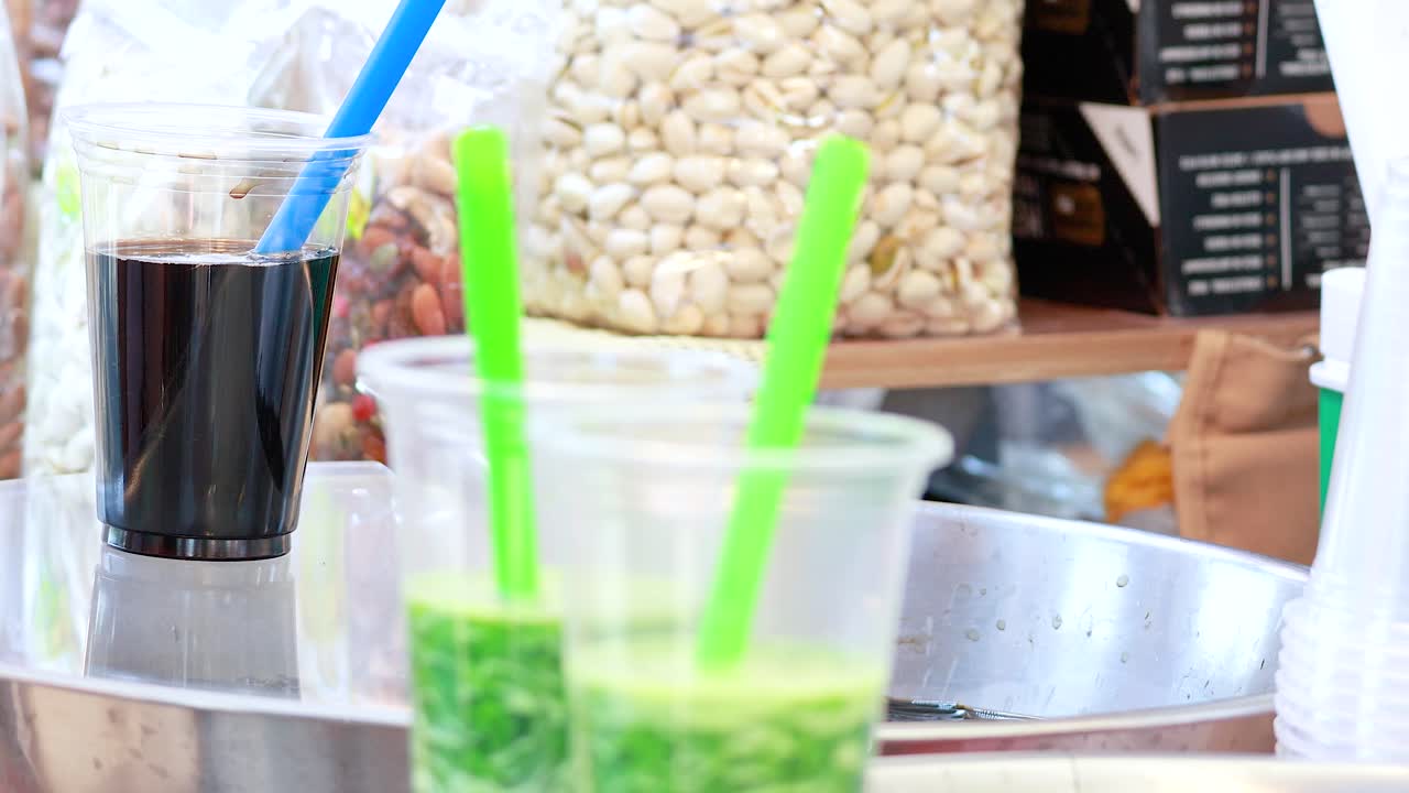 방의 야외 공원 상점에서 제공되는 상쾌한 풀 젤리 음료