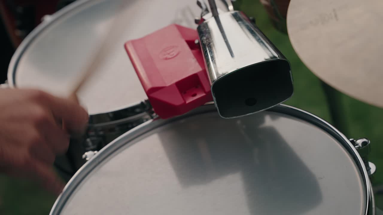 percusión rítmica, batería y cencerro en un entorno al aire libre
