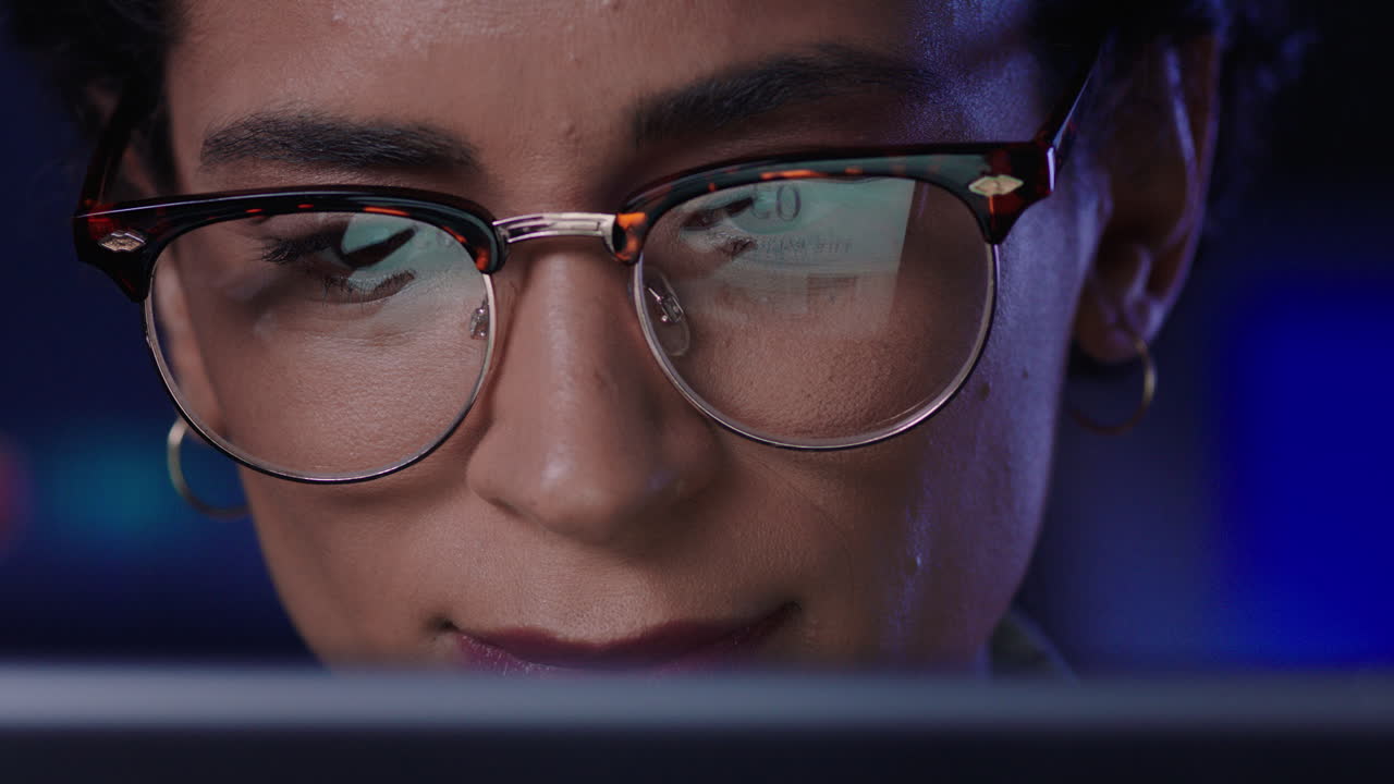 retrato en primer plano mujer de negocios atractiva usando una tableta trabajando hasta tarde en la oficina navegando por internet haciendo lluvia de ideas mirando la información en la pantalla