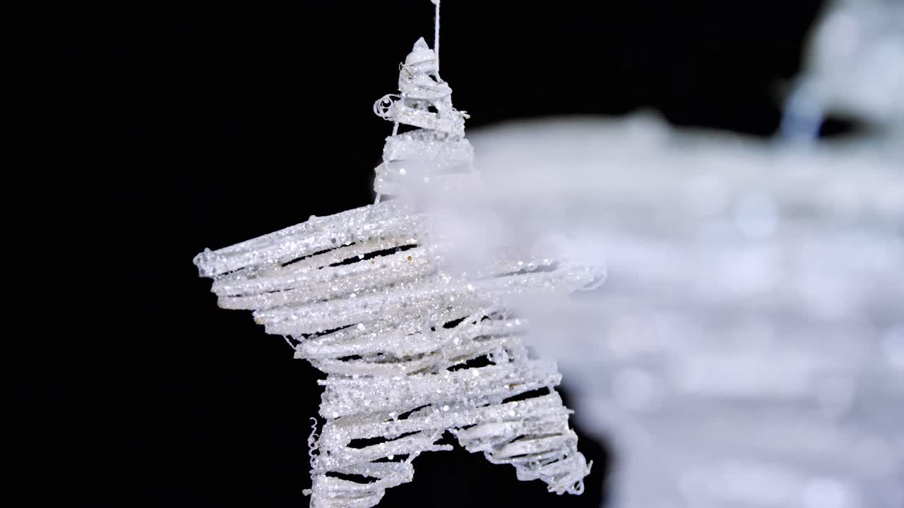 검은 바탕에 크리스마스 장식 4k