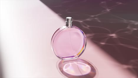 botella de perfume rosa en una superficie reflectante