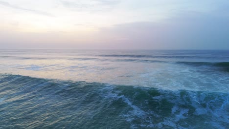 Enormes-Olas-Turquesas-Del-Océano-Rompiendo-Al-Atardecer,-Luz-Dorada-Cinematográfica