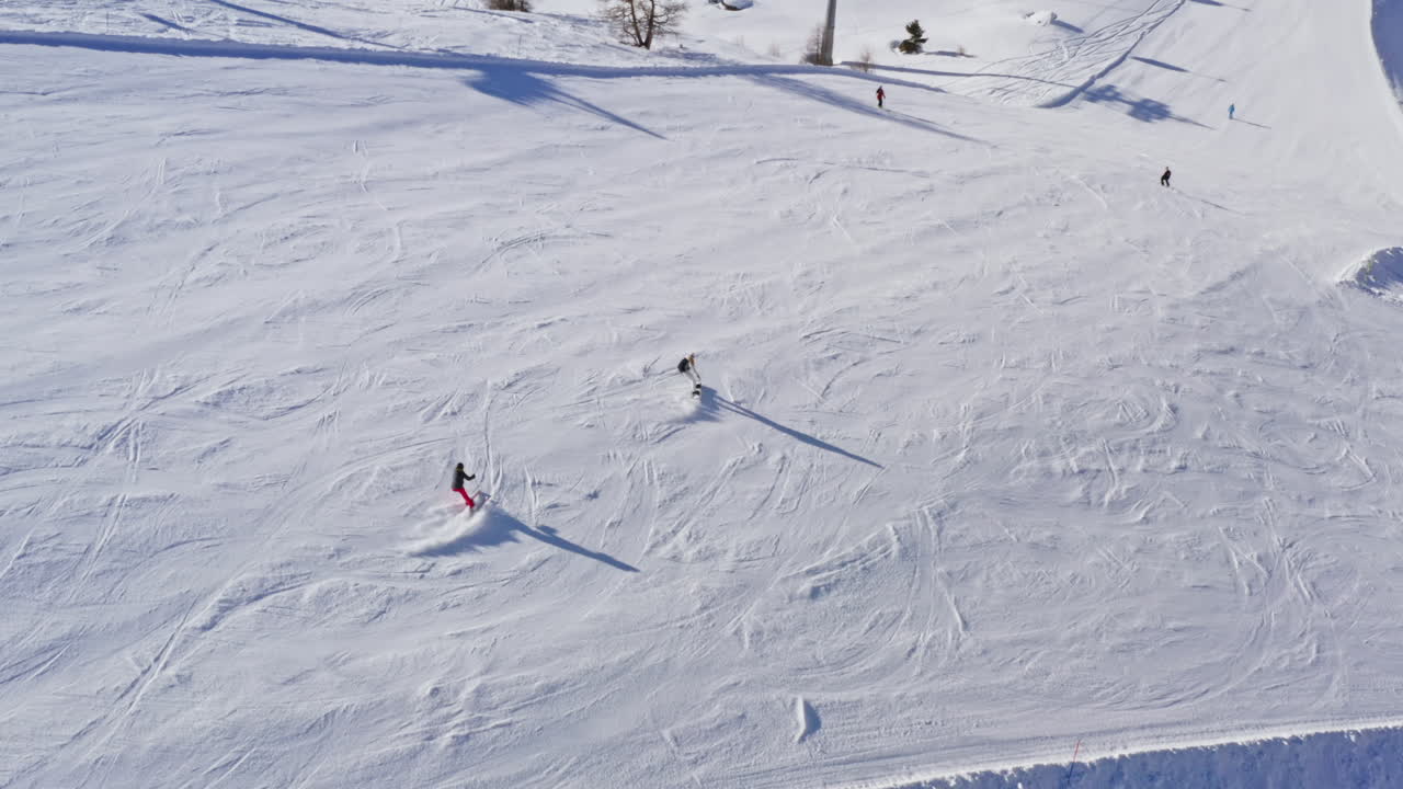 슬로프를 내려오는 스키어들의 공중 샷