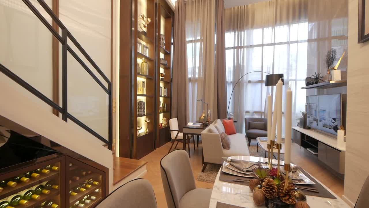 современное и роскошное оформление квартиры проход из столовой в гостиную