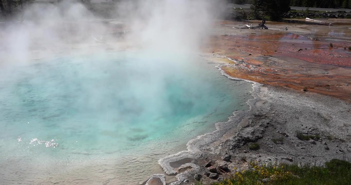 Wyoming, Yellowstone Milli Parkı'nda buharlaşan mavi sıcak su kaynağı.
