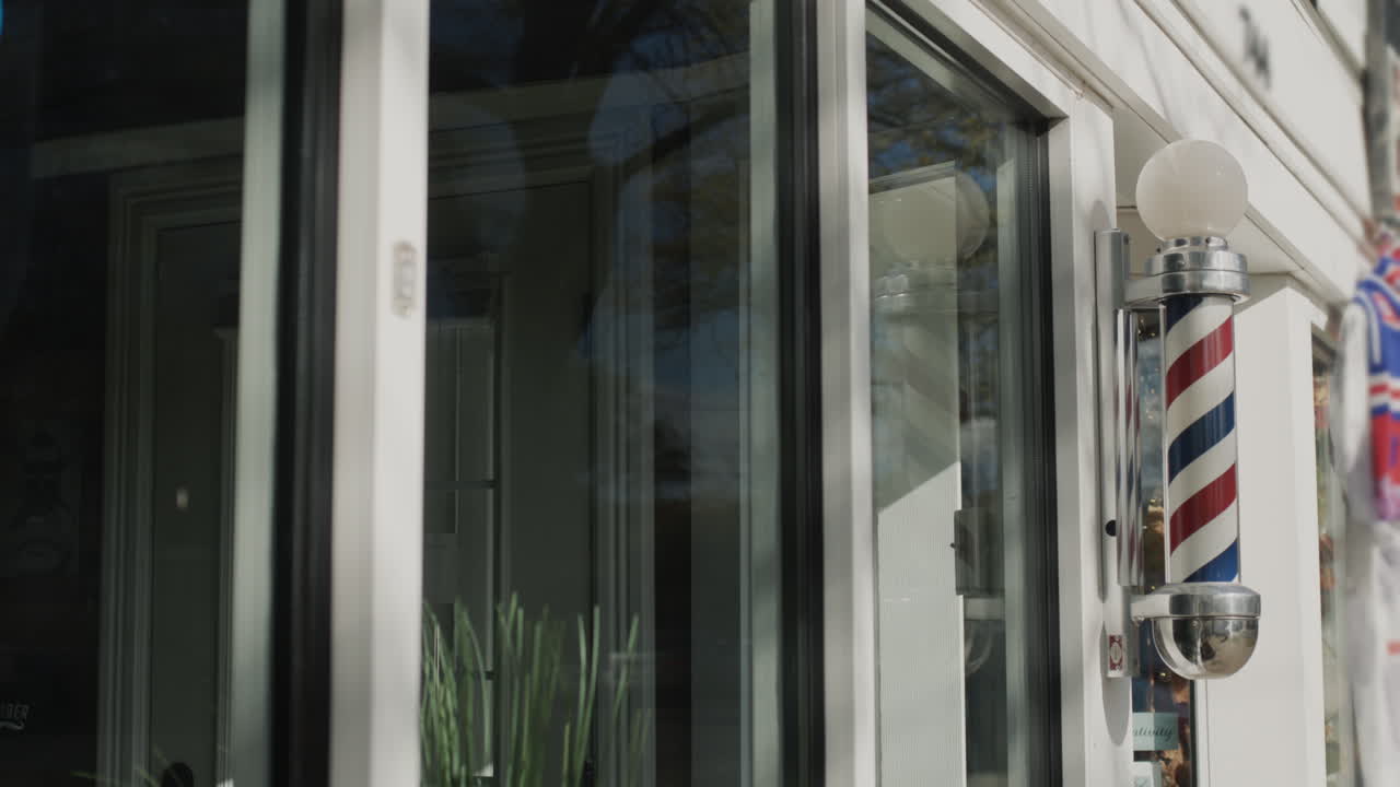 símbolo de barbería en la pared del edificio