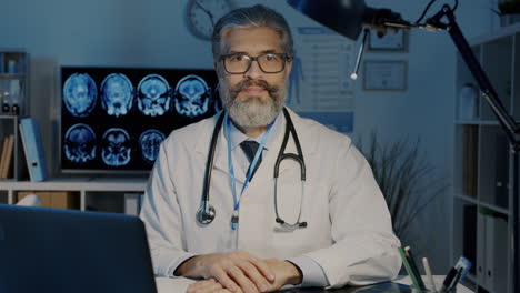 médico en el consultorio