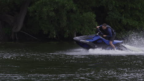 Jetski-Trickreiten-Männlicher-Athlet-Extremsportarten