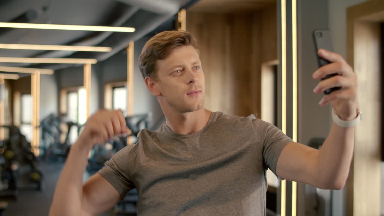 joven deportista haciendo una foto selfie en el gimnasio. culturista de pie en el club deportivo