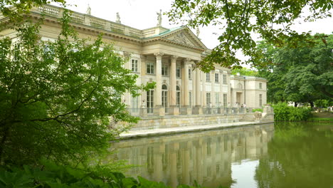 Palast-Auf-Der-Insel-–-Klassische-Architektur-Eines-Palastes-Am-Wasser,-Umgeben-Von-Bäumen