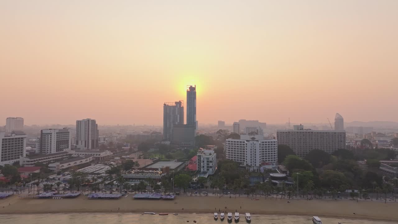 Luce dorata illumina gli hotel sul lungomare all'alba a Pattaya, Thailandia.