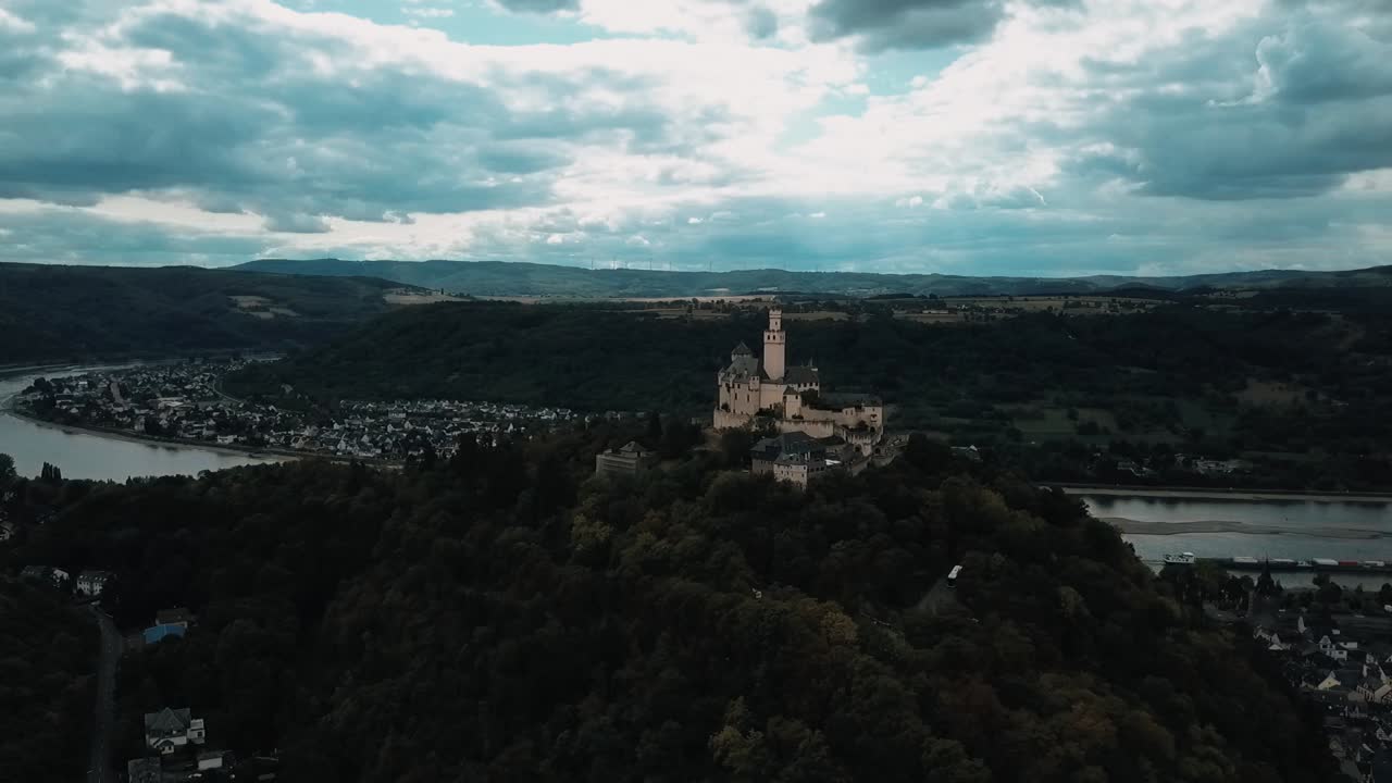 el castillo de marksburg en braubach, alemania, se encuentra solo en esta toma de órbita.