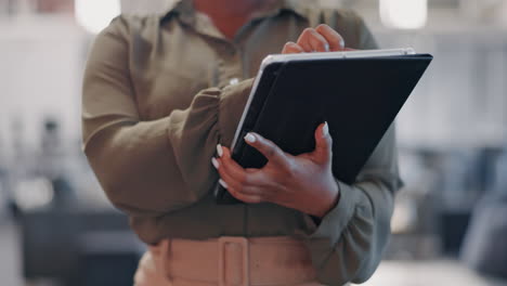 mujer de negocios, manos y trabajando en la tableta
