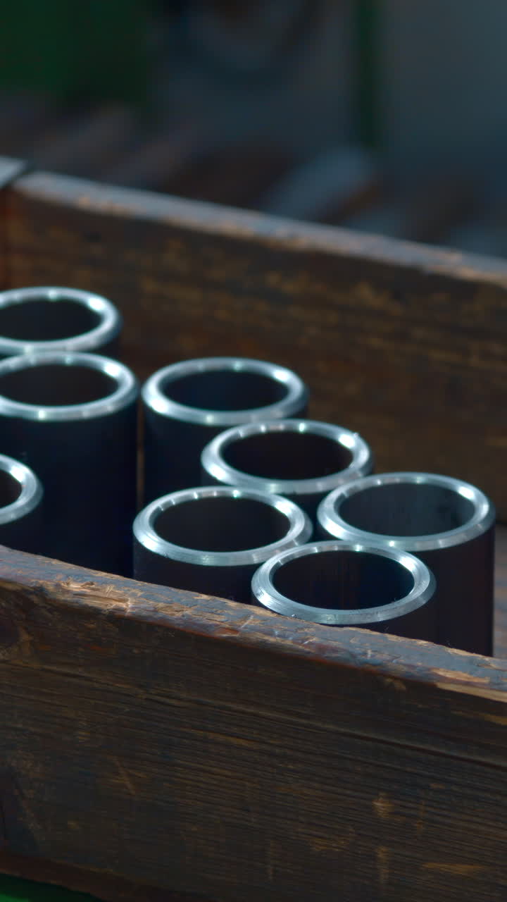 Eldivenli Elin Ahşap Kutudan Metal Silindirleri Alması