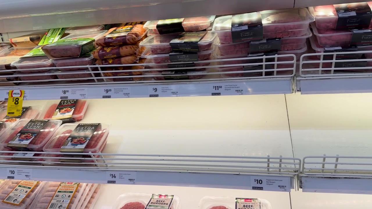 Prodotti di carne confezionati esposti nello scaffale refrigerato di un supermercato