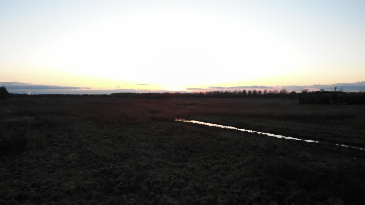 Extensos campos ao pôr do sol durante o inverno.